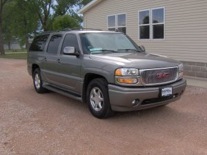 2006 GMC Yukon Denali 004.jpg