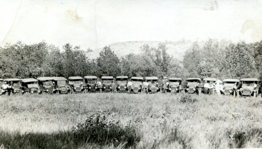 Cars at 1915 picnic002.jpg