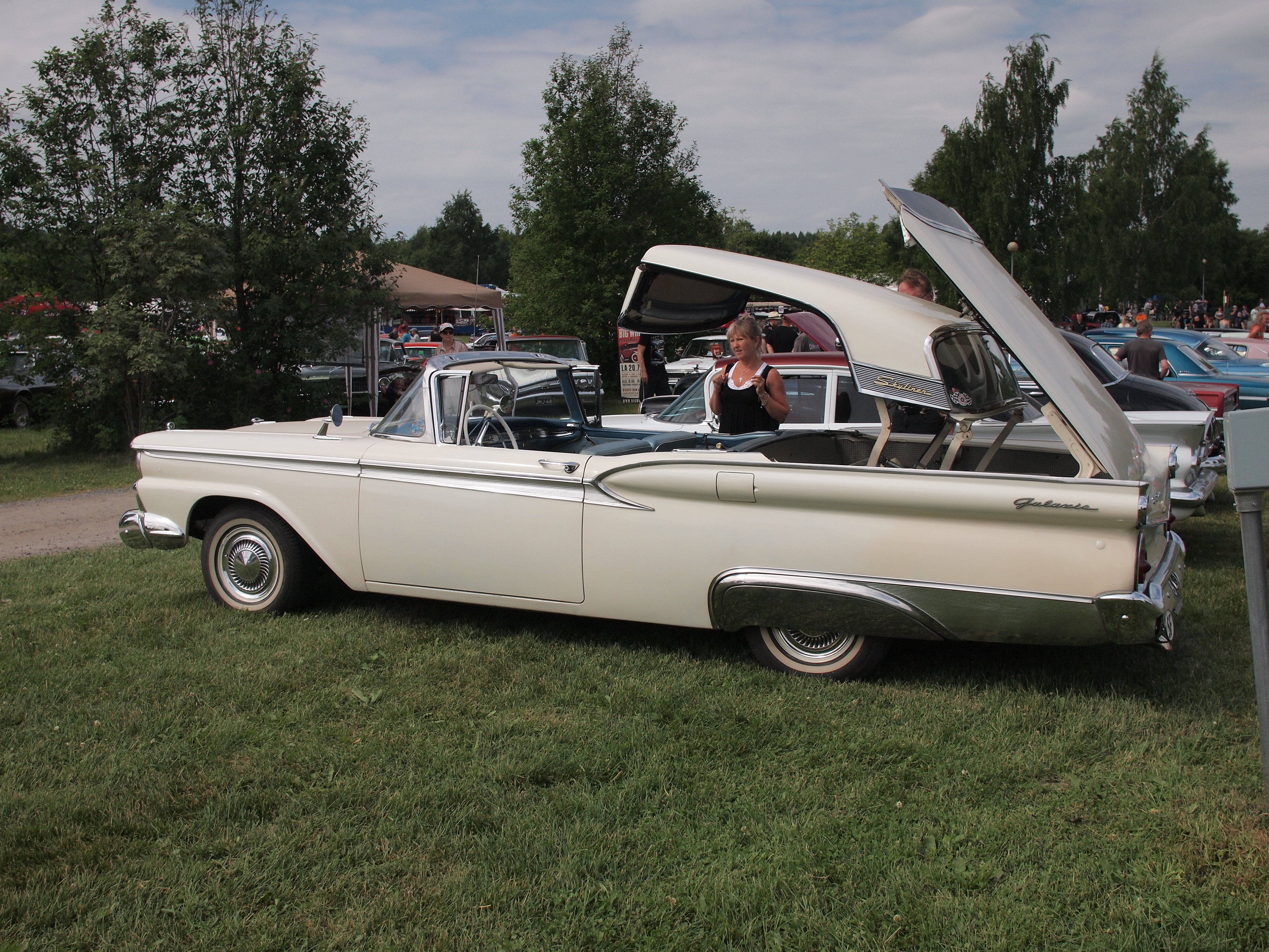Ford_Fairlane_500_Skyliner_1959.JPG